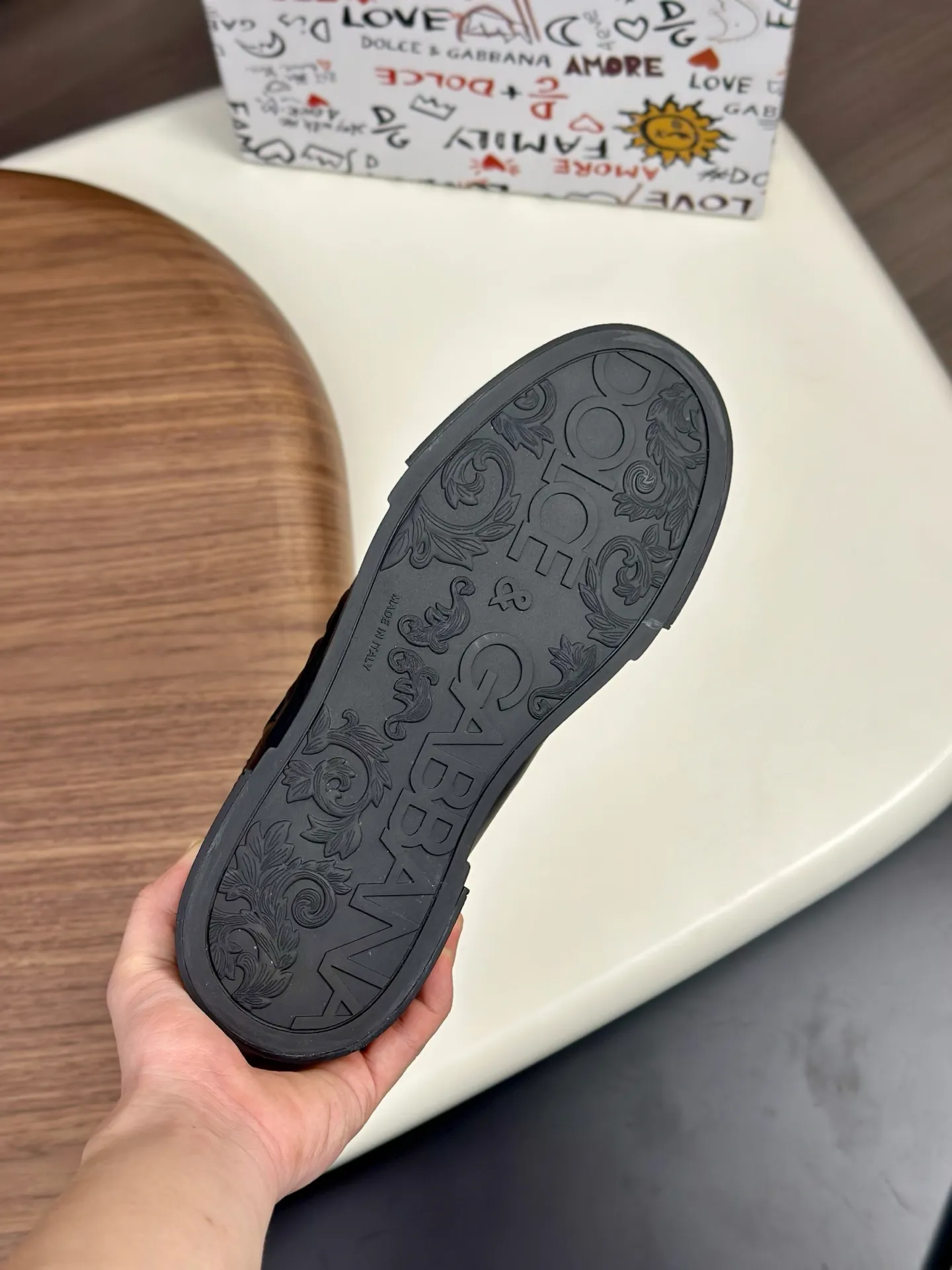 New product 💰800 DG Dolce & Gabbana men's shoes 💰ortofino calfskin sneakers ♞size; 39~44 (customized 38.45.46) Iconic men's shoes 💰ortofino series of sneakers, classic and timeless style, now presented with fashionable details. The calfskin engraved DG logo is a subtle finishing touch. Men's shoes💰ortofino calfskin sneakers: